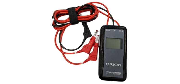 Orion LCD Vorderseite mit leerem Display und schwarz-roten Anschlusskabel